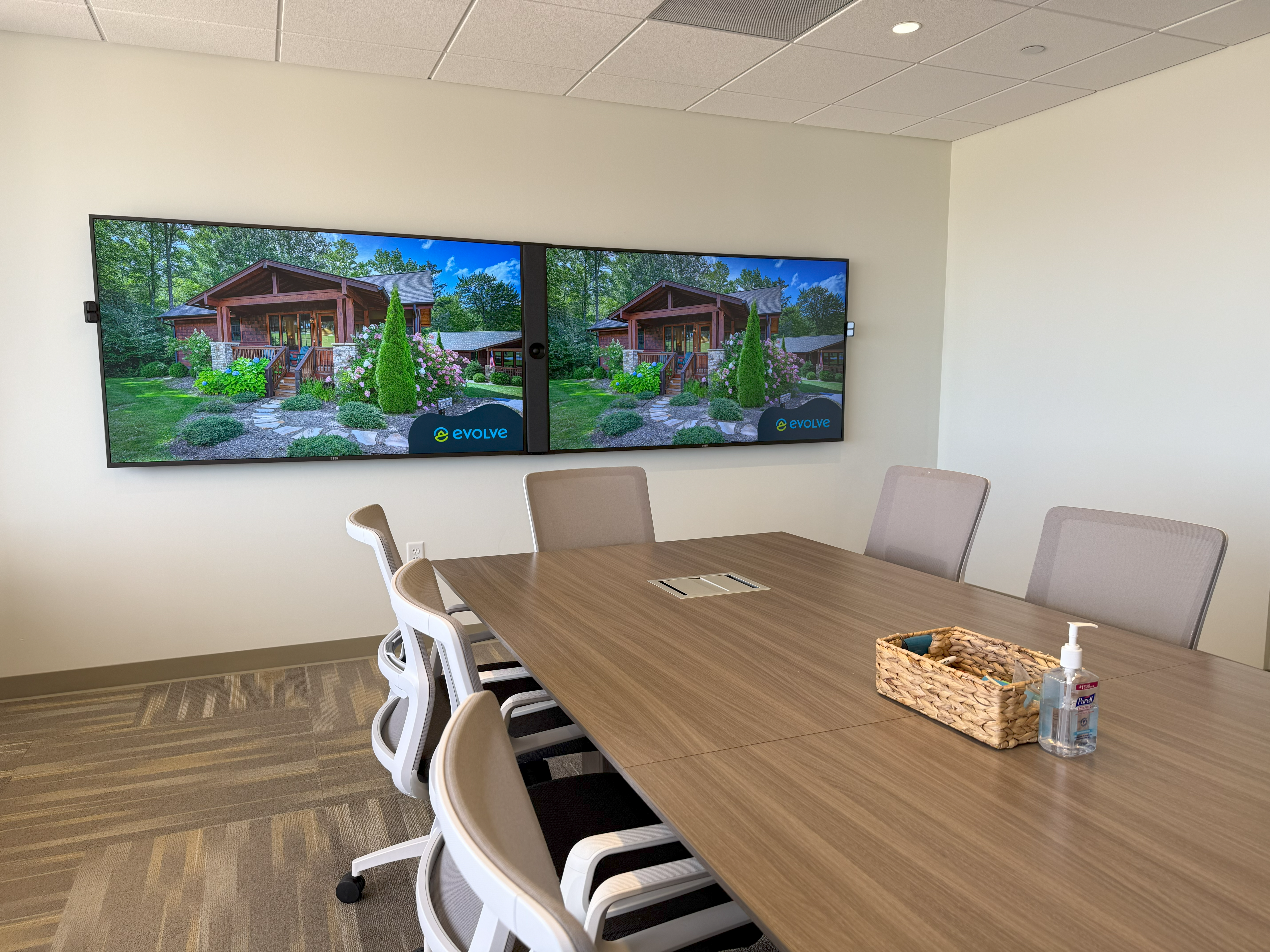 Evolve Eases IT Burden with DTEN Collaboration Devices